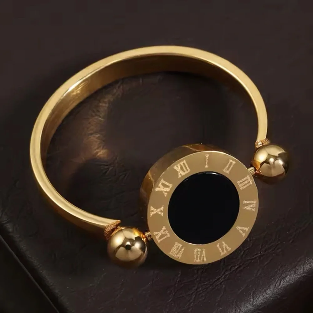 💍Rotated Fashion Titanium Stainless Steel Roman Numeral Ring with Black Shell.